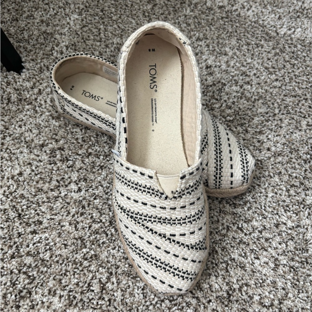 Toms black and white woven loafer. Great condition, size 8.